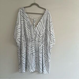 Torrid 6 White and Black Striped V-Neck Tunic blouse